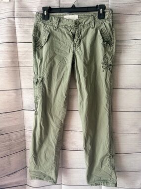 Aeropostale Women’s Stretch Floral Print Cargo Pants. Gently worn. Size: 1-2